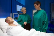 ARD/MDR IN ALLER FREUNDSCHAFT - FOLGE 680, "Blindflug", am Dienstag (24.03.15) um 21:00 Uhr im ERSTEN. Dr. Elena Eichhorn (Cheryl Shepard, re.) ist dabei, sich strafbar zu machen: Sie hat Kaminskis (Udo Schenk, liegend) Patientenverfügung unterschlagen, in der ausdrücklich steht, dass er keinen operablen Eingriff und keine lebenserhaltenden Maßnahmen möchte. Elena versichert sich noch einmal bei Dr. Kathrin Globisch (Andrea Kathrin Loewig, li.), doch diese ist sich sicher, dass Kaminski ohne Operation noch höchstens zwei bis vier Wochen leben wird.