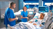 Matteo (Mike Adler, l.) und Rebecca (Milena Straube, M.) bangen um ihren Patienten Noah Liebermann (Christian Erdt, r.). Der benötigt nach einem Leberversagen dringend ein Spenderorgan.