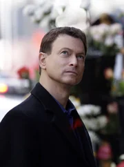 Detective Mac Taylor (Gary Sinise) und sein Team stehen vor einem Rätsel: Wer um alles in der Welt hätte einen Grund gehabt, die junge Frau zu töten?  +++