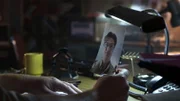 Jemand hält ein Bild von einem Mann in der Hand