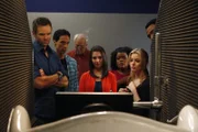Um sein Erbe antreten zu können, muss Pierce (Chevy Chase, 3.v.l.) sich samt seinen Freunden (v.l.n.r.: Joel McHale, Danny Pudi, Alison Brie, Yvette Nicole Brown, Gillian Jacobs, Donald Glover) in ein Videospiel begeben und in einer Abenteuerwelt gegen den Vermögensverwalter Gilbert antreten ...