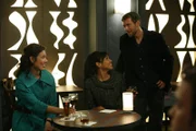 (v.l.n.r.) Dr. Montenegro (Michaela Conlin); Saroyan (Tamara Taylor); Dr. Hodgins (T.J. Thyne)