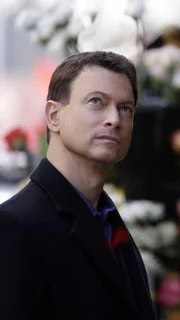 Detective Mac Taylor (Gary Sinise) und sein Team stehen vor einem Rätsel: Wer um alles in der Welt hätte einen Grund gehabt, die junge Frau zu töten?