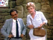 Jessica (Angela Lansbury) und Ltd. Hernandez (Jose Perez) ermitteln am Tatort.