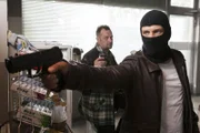 Alex (Vinzenz Kiefer, r.) täuscht einen Raubüberfall vor, um seine Zielperson als Fluchthelferin zu rekrutieren, doch ein Trucker (Stefan Koini) droht seine Pläne durchkreuzen...