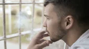 Der 21-jährige Brian R. hat schon diverse Straftaten unter Drogeneinfluss begangen, wie Diebstahl oder räuberische Erpressung. Deshalb ist er jetzt auf der Suchttherapiestation der JVA Zeithain in Sachsen.