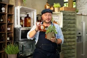 Produktentwickler Sebastian Lege informiert unter anderem über Pesto fast ohne Basilikum.