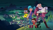 Die drei monsterliebenden Geschwister Ernest, Edie und Bo (v. li. n. re.) kommen in den Sommerferien zu ihrem Großvater Arthur van Alten (re.) nach Gruselbruch, eine vollkommen monster- und spukverseuchte Stadt.