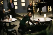 Booth (David Boreanaz, lieg.) hat die Kugel, die für Brennan (Emily Deschanel, M.) gedacht war, mit seinem Körper abgefangen und geht zu Boden. Brennan greift zu seiner Waffe und zielt auf den Täter...