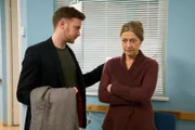 ARD/MDR IN ALLER FREUNDSCHAFT FOLGE 689, "Lauernde Schatten", am Dienstag (16.06.15) um 21:00 Uhr im ERSTEN. Petra Urbans (Tatjana Blacher) Sohn aus erster Ehe Torben (Till Artur Priebe) ist sofort nach Leipzig gekommen. Die OP von Petras Mann Norbert zieht sich seit Stunden. Torben versucht seiner Mutter beizustehen und sie zu trösten.