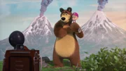Mascha und der Bär sind stolz. Sie haben das Ziel ihrer Wanderung erreicht!