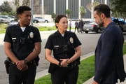 Chen (Melissa O´Neil, M.) und West (Titus Makin Jr., l.) sind offiziell keine Rookies mehr. An ihrem ersten Tag als vollwertige Polizisten hat Detective Caradine (Kamar de los Reyes, r.) einen Auftrag für die beiden. Doch der ist nicht so aufregend, wie erhofft.