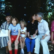 Angi (Thekla Carola Wied, 2. v. r.) und Werner (Peter Weck, r.) sind nicht so bei der Sache, wie Frau Rabe (Bruni Löbel, l.) und die Kinder Tom (Tarek Helmy, 2. v. l.) und Markus (Timmo Niesner, M.).