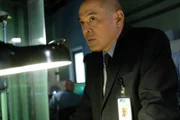 Der leitende Ermittler (gespielt von Von Flores) begutachtet die Wrackteile des abgestürzten TransAsia-Flugs 235. (Bildnachweis: Cineflix/Darren Goldstein)