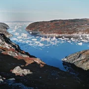 Der Westwind kann Orkanstärke erreichen. Er treibt die Eisberge der Disko-Bucht in die Buchten der grönländischen Küste. Die Fischerboote suchen dort Schutz.