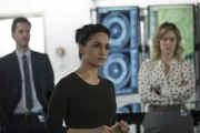 "Blindspot", "Spurlos verschwunden." Kurt und Jane sind spurlos verschwunden. Bei ihrer letzten Mission haben sie verdeckt am Rande einer Umweltkonferenz ermittelt. Für einen 'Emile' sollten sie undercover ein Objekt beschaffen. Offenbar handelte es sich bei dem 'Objekt'  jedoch in Wirklichkeit um die chinesische Wissenschaftlerin Dr. Chen. Diese hat eine neue bahnbrechende Technik erfunden, die aber auch zerstörerisch eingesetzt werden kann. Nun muss das Team versuchen, Kurt und Jane wieder aufzustöbern.Im Bild (v.li.): Aaron Abrams (Matthew Weitz), Archie Panjabi (Nas Kamal), Ashley Johnson (Patterson).