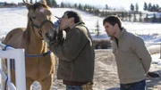 Scott und Ty untersuchen das Barrel Racing Pferd Charger (von li nach re: Nathaniel Arcand, Graham Wardle.)