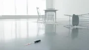 Ein blutiges Messer auf dem Boden