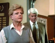 Gemeinsam mit Dr. Edmund Gerard (Peter Graves) geht Jessica (Angela Lansbury) auf die Suche nach dem Mörder einer alten Dame.