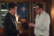 Nolans alter Freund Ben (Currie Graham, r.) kommt Nolan (Nathan Fillion, l.) besuchen, da er glaubt, dass er nun auch die Polizeiausbildung abgeschlossen hat. Nolan bremst Bens Enthusiasmus und erfährt stattdessen eine überraschende Neuigkeit.