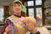 Mannezimmer Schweizer Sitcom Folge 55 – Riiche Röbi, arme Leo In der Mangel: Maja Stolle als Frau Graber und Edward Piccin als Röbi Flückiger