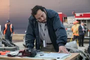 Der zweite argentinische Ermittler (gespielt von Rodrigo Fernandez-Stoll) analysiert seine Untersuchungsnotizen zum Absturz von Lapa-Flug 3142.  (Bildnachweis: Cineflix/Darren Goldstein)