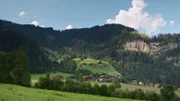 Die perfekte Mischung aus alpiner Höhenlage, lieblichen Almen und schroffen Felsen am Horizont im Pinzgau.