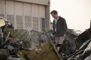 Der argentinische Ermittler (gespielt von Lawrence Cotton) sieht sich das Flugzeugwrack des abgestürzten Lapa-Fluges 3142 an.  (Bildnachweis: Cineflix/Darren Goldstein)