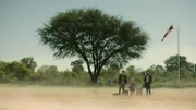 Charlotte (Christina Hecke, r.), Lilly (Matilda Jork, M.) und Julian (Tom Gronau, l.) kommen in Namibia an, doch Gunnar ist nicht da, um sie abzuholen.