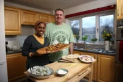 Nadiya zeigt einem LKW-Fahrer in Monmouthshire ein schnelles Rezept für seine Familie.