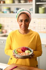 Nadiya mit ihrer schnell gemachten Lachs-Poké-Bowl.