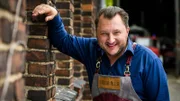 Sebastian Lege deckt die Tricks der Lebensmittelindustrie auf: Pesto fast ohne Basilikum, Garnelen aus Fleischbrei und Dosensuppen voller Algen, die nicht angegeben werden müssen.