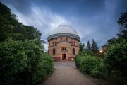 Seit der Antike versuchen Forscher, die Grenzen unserer Welt auszuloten. Wir können zwar nicht beliebig weit reisen, aber unserem Forscherdrang sind keine Grenzen gesetzt. Moderne Teleskope blicken so tief ins Universum wie nie zuvor: Was zeigen sie vom Rand der Welt?