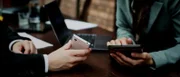 Auch bei Geschäftsmeetings ist die Nutzung des Smartphones allgegenwärtig.