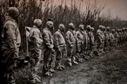 In Schutzanzügen gegen radioaktive Strahlung: "Liquidatoren", die sich nach der Reaktorkatastrophe von Tschernobyl um die Aufräumarbeiten kümmern.