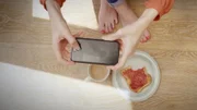 Das Essen wird abfotografiert, um es dann mit den Kontakten zu teilen.
