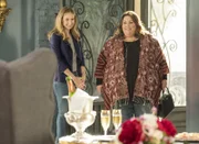 (v.l.n.r.) Madison (Caitlin Thompson); Kate Pearson (Chrissy Metz)