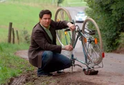 MDR Fernsehen FAMILIE DR. KLEIST III. STAFFEL FOLGE 38, "Sehstörungen", am Sonntag (08.05.11) um 15:10 Uhr. Christian (Francis Fulton-Smith) hat eine Fahrradpanne außerhalb von Eisenach.