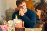Marianne (Daisy Edgar-Jones) feiert ihren Geburtstag mit Connell (Paul Mescal) und ihren Freunden. Beim Ausblasen der Kerzen hat sie einen ganz besonderen Wunsch.