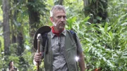 Ornithologe Marc Talbot (Richard Huw) ist mit einer Gruppe im Dschungel von Sainte Marie unterwegs, um einen seltenen Papagei zu beobachten. Kurze Zeit später wird er erstochen aufgefunden.