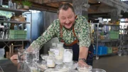 Sebastian Lege deckt die Tricks von Mondelez auf, einem Giganten der Lebensmittelindustrie. Der Produktentwickler zeigt wie bei Philadelphia, Tassimo, Oreo und Milka an guten Zutaten gespart wird. Er baut beliebte Produkte nach und erzählt die Geschichte des Konzerns nach.