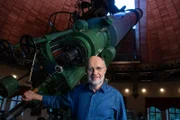 Die Weiten des Universums scheinen grenzenlos, unser Verstand aber kann Unendlichkeit nicht erfassen. Gibt es vielleicht doch eine Grenze? Harald Lesch wagt den Blick zum Rand der Welt.