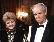 Jessica (Angela Lansbury) nimmt zusammen mit ihrem Freund Staatsanwalt Drew Borden (Mike Farrell) an einer Wahlparty teil.