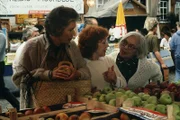 Nach dem Zeitungsartikel über ihr unverhofftes Wiedersehen mit einem Jugendfreund wird Olga Mattiesen (Antje Weisgerber, l.) auf dem Markt auch von Gräfin Bea (Gisela Trowe, M.) und Berta (Gerda Gmelin, r.) angesprochen - sehr zu ihrem Ärger.