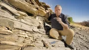 Der Geologe Colin Devey, (GEOMAR Helmholtz-Zentrum) untersucht stichprobenartig das Basaltgestein.