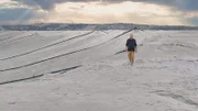 Colin Devey ist in der Nähe der südafrikanischen Mponene Mine inmitten eines Berges aus Gesteinsmehl, das beim Abbau von Gold anfällt.