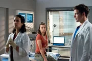 Die junge Patientin Nina Unterdörfer (Franziska Benz, M.) kommt mit einer chronischen Krankheit ins Klinikum.Oberärztin Leyla Sherbaz (Sanam Afrashteh, l.) und Assistenzarzt Ben Ahlbeck (Philipp Danne, r.) schauen besorgt auf die Untersuchungsergebnisse.