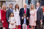 Donald Trump mit Frau Melania, seinen Kindern Ivanka, Eric, Don Jr., Tiffany und zwei Enkeln.