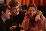 Connell (Paul Mescal, M.) genießt seine Zeit mit seiner neuen Freundin Helen (Aoife Hinds, r.). Doch tief im Innern scheint ihn etwas zu bedrücken.