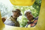 Da schauen Peter Lustig (Peter Lustig, l.) und sein Nachbar (Helmut Krauss, r.) ganz schön in die Tonne. Der Müll ist weg! Und damit auch Paschulkes wertvollster Gartenzwerg.